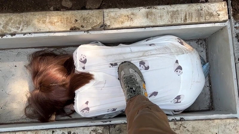 【性奴●】下水管彼女―愛の大豪雨編―純心ドM彼女の鼻と口に大量の雨と土砂がなだれ込む。ゲホゲホ溺れた彼女をDV彼氏はただ「溺愛」しているだけ 白桃はな画像①